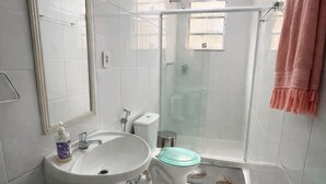 Ein modernes Badezimmer mit einem großen Waschbecken, Toilette und Dusche.