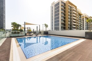 Pool - Bright Studio w/ Balcony | Close to Downtown Dubai (دبي)