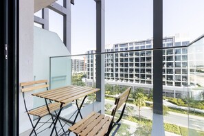 Outdoor dining - Bright Studio w/ Balcony | Close to Downtown Dubai (دبي)