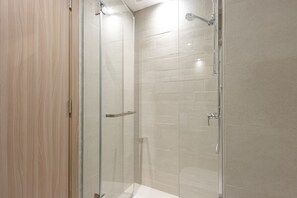 Hair dryer, towels - Bright Studio w/ Balcony | Close to Downtown Dubai (دبي)