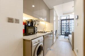 Interior - Bright Studio w/ Balcony | Close to Downtown Dubai (دبي)