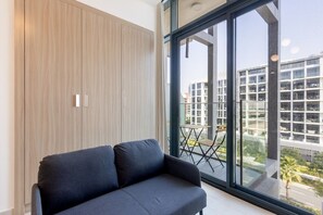 TV - Bright Studio w/ Balcony | Close to Downtown Dubai (دبي)