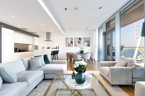 TV - Luxury 2BR with Sea, Ain Dubai & Skyline Views (Dubai)