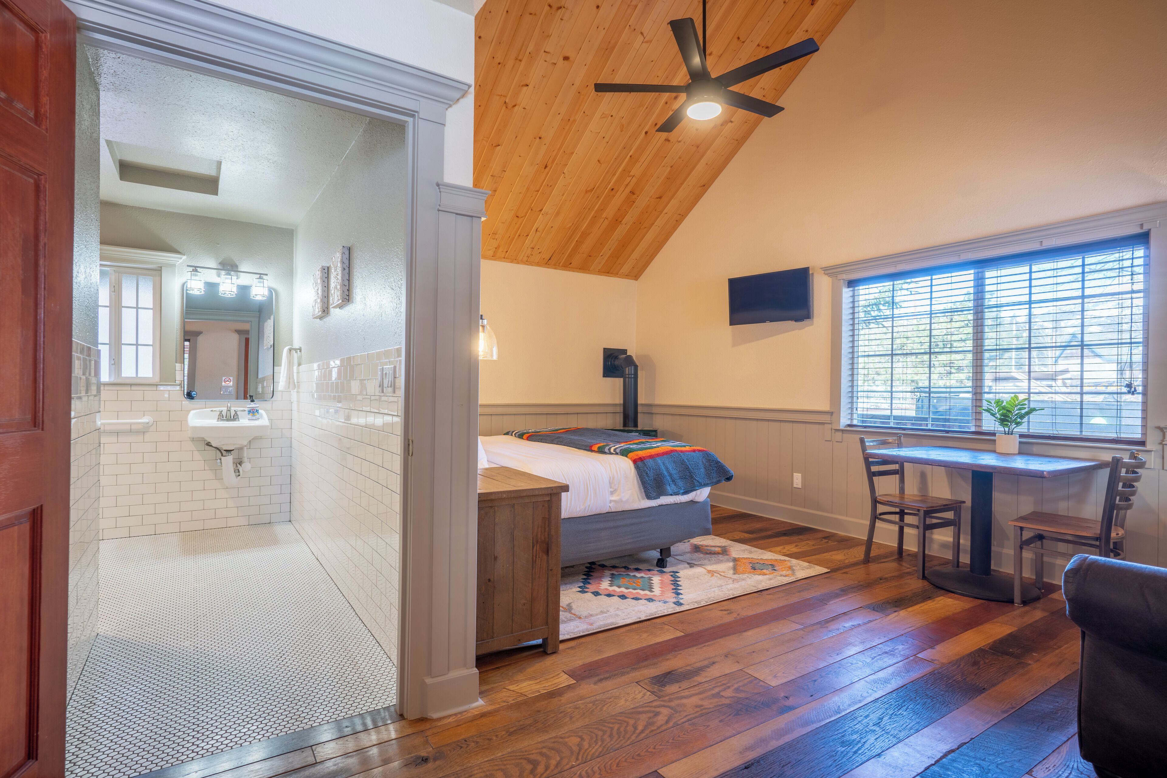 Suite, douche accessible en fauteuil roulant, vue montagne