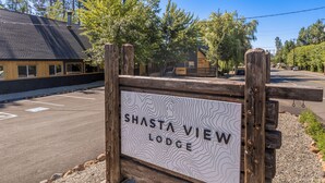 Schild für das Shasta View Lodge mit einem topografischen Karten-Design.