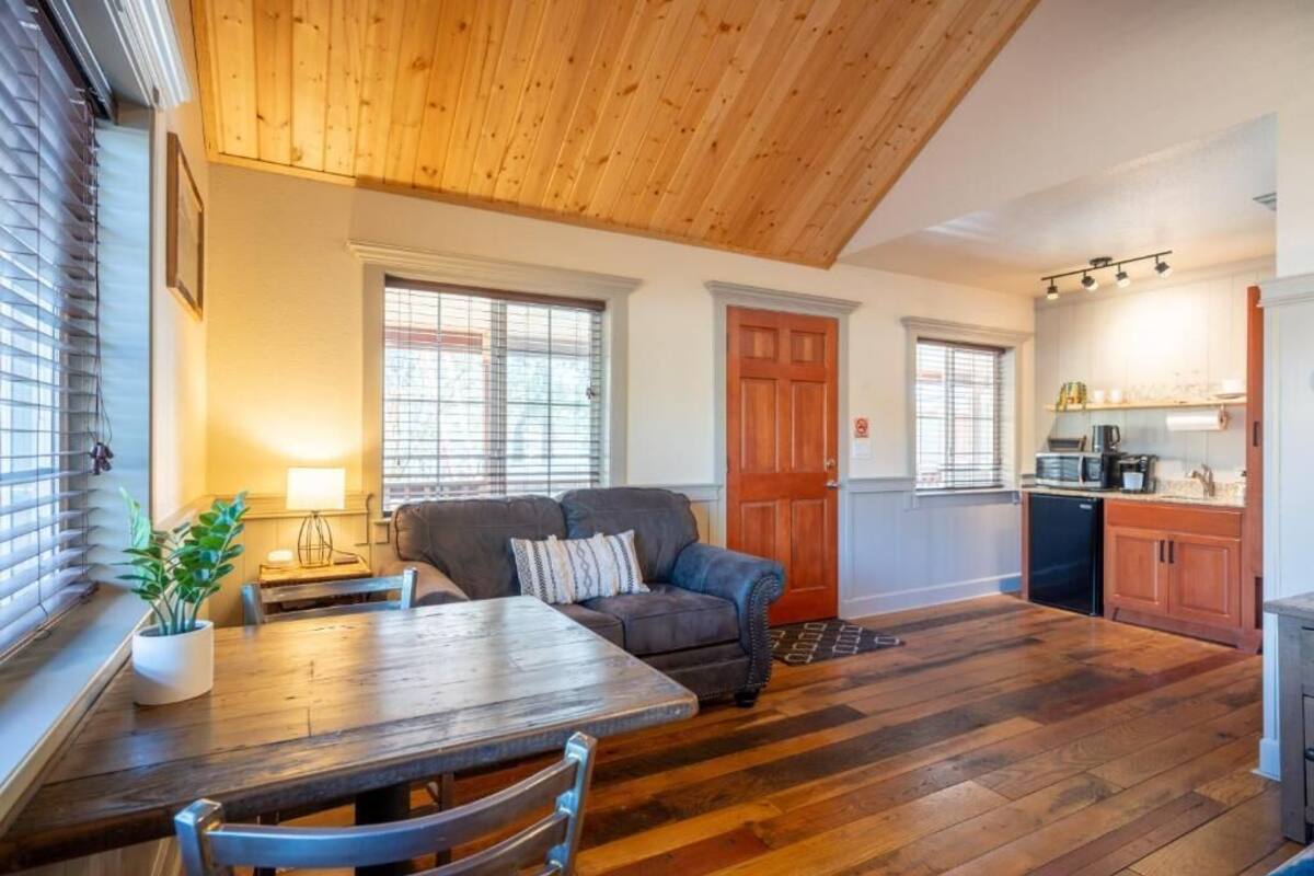 Suite, Roll-in Shower, Mountain View