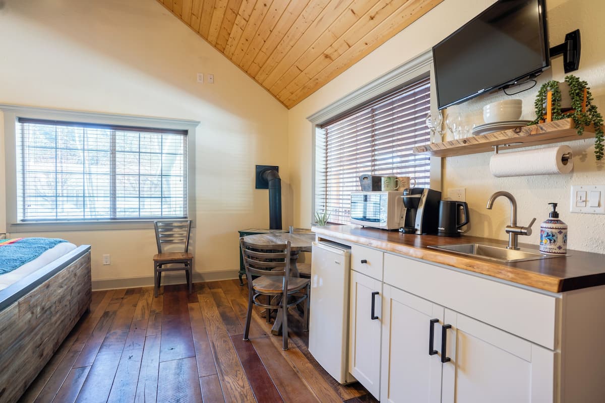 Chambre Triple, coin cuisine, vue cour intérieure