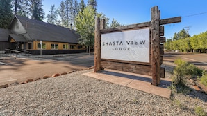 Une enseigne pour le Shasta View Lodge, avec une structure en bois et une vue dégagée sur le lodge en arrière-plan.