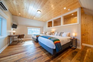 Family Cabin, Courtyard View - Shasta View Lodge (McCloud)