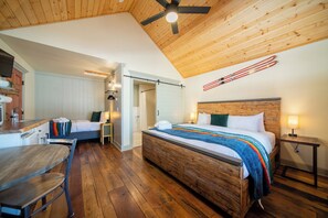 Triple Room, Kitchenette, Courtyard View | Blackout drapes, free WiFi - Shasta View Lodge (McCloud)