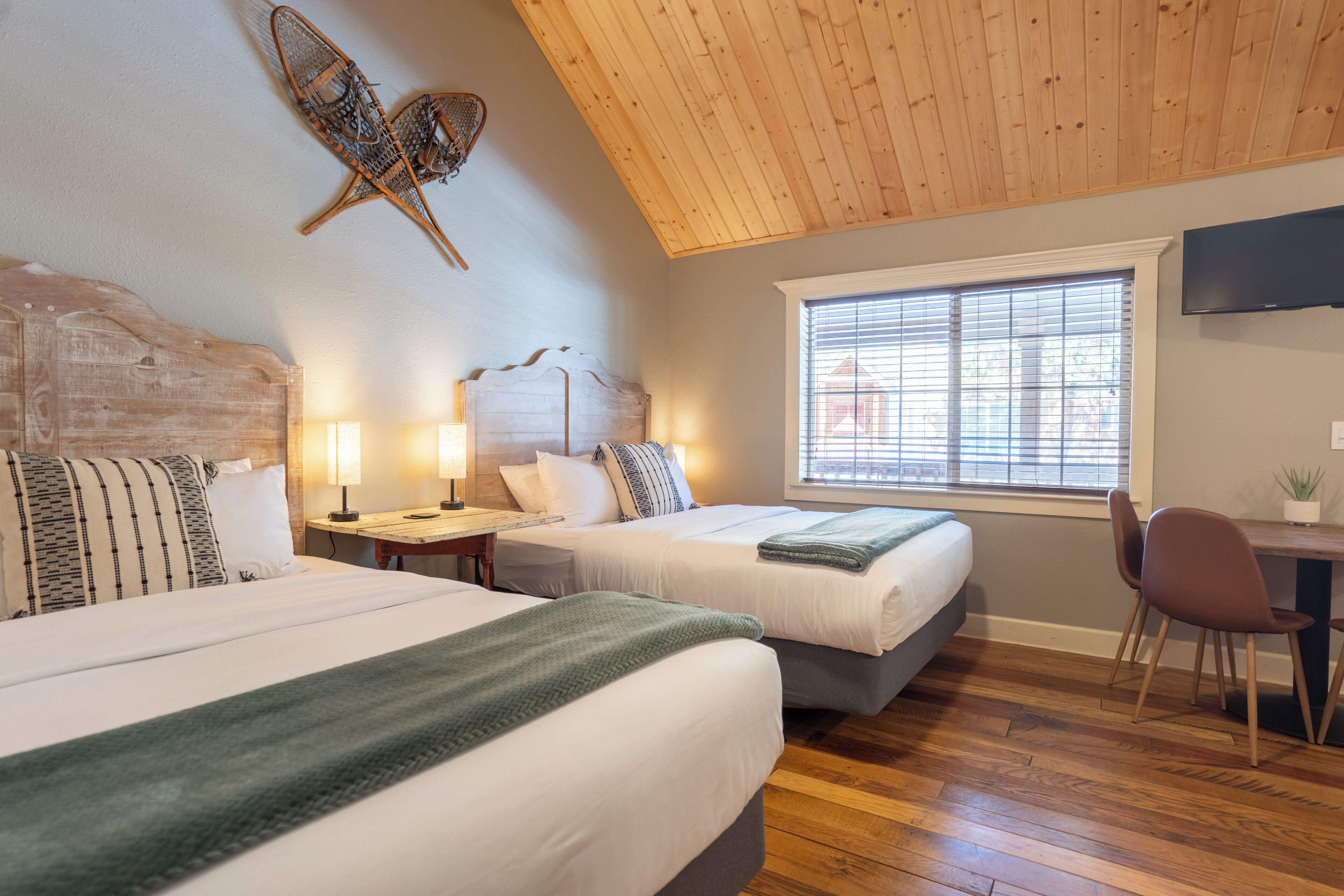 Chambre Quadruple, coin cuisine, vue cour intérieure