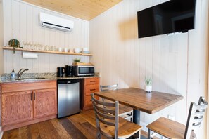 Family Suite, Kitchenette, Courtyard View | Dining - Shasta View Lodge (McCloud)