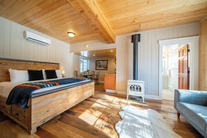 Cabane Familiale, coin cuisine, vue cour intérieure