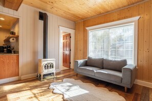 Family Suite, Kitchenette, Courtyard View | Interior - Shasta View Lodge (McCloud)