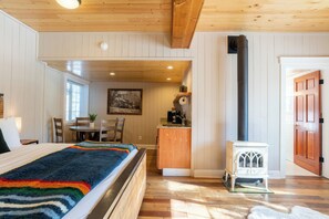 Cabane Familiale, coin cuisine, vue cour intérieure