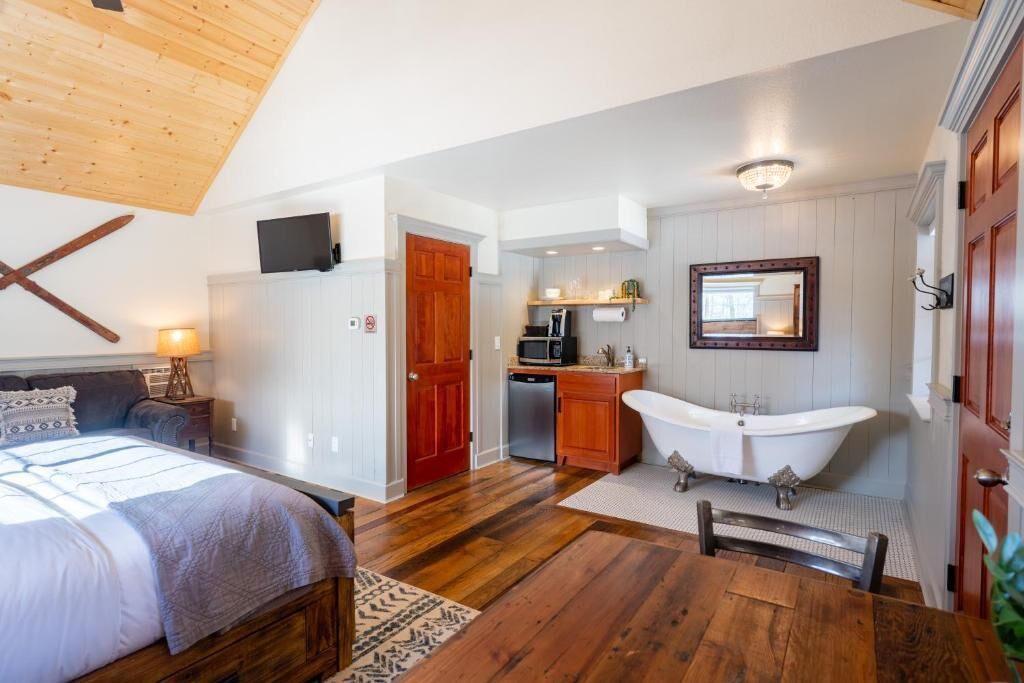 Suite, Courtyard View