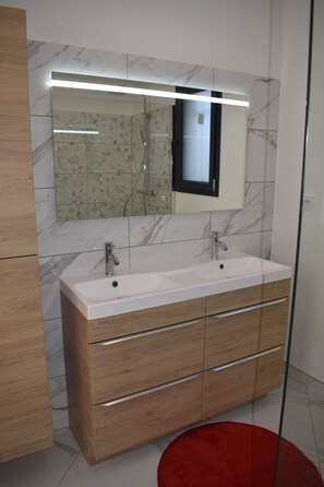 Shower, hair dryer, towels, soap - La Villa du Sud, Arles Camargue (Arles)