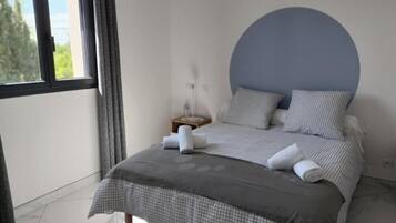 3 bedrooms, iron/ironing board, internet, bed sheets