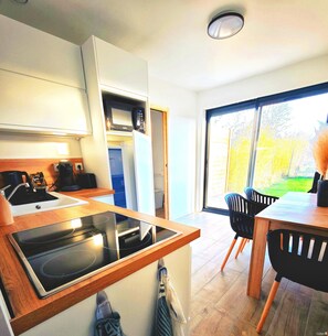 Kylskåp, mikrovågsugn, ugn och spishäll