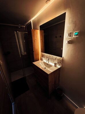 Dusche, Handtücher, Toilettenpapier