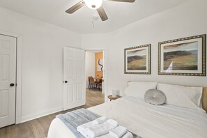 2 bedrooms, iron/ironing board, WiFi, bed sheets - Simple & Modern 2BR Unit with Parking Near Downtown DC (Washington)