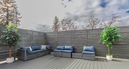 Stylish South Hill Retreat, Queen Bed and Sofa Sleeper, Full Kitchen, Parking