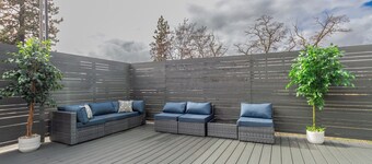 Stylish South Hill Retreat, Queen Bed and Sofa Sleeper, Full Kitchen, Parking