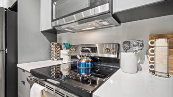 Refrigerador, microondas, horno, placa de cocina