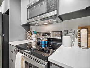 Frigorífic, microones, forn i placa de cuina 