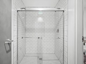 Shower, hair dryer, towels, soap - Stylish South Hill Retreat, Queen Bed and Sofa Sleeper, Full Kitchen, Parking (Spokane)