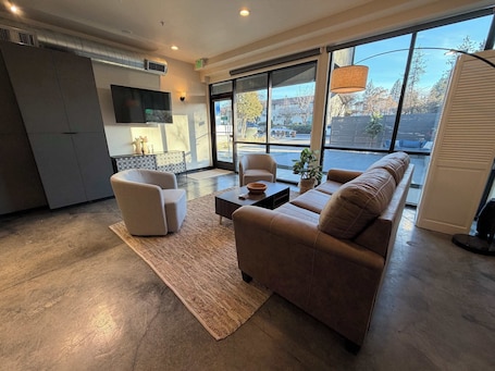スマートテレビ. South Hill King Suite, Stylish, Private, Parking Included