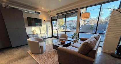 South Hill King Suite, Stylish, Private, Parking Included