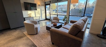 South Hill King Suite, Stylish, Private, Parking Included