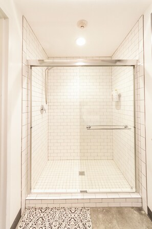 Douche, sèche-cheveux, serviettes fournies, savon