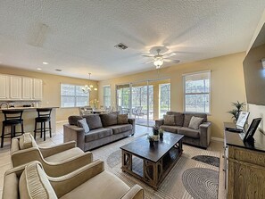 Living area - Veranda Home, 8br, 6 en-suites, Lake View, POOL/SPA, FREE Resort Amenities! (Kissimmee)