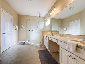 Hair dryer, towels - Veranda Home, 8br, 6 en-suites, Lake View, POOL/SPA, FREE Resort Amenities! (Kissimmee)