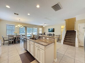 Private kitchen - Veranda Home, 8br, 6 en-suites, Lake View, POOL/SPA, FREE Resort Amenities! (Kissimmee)