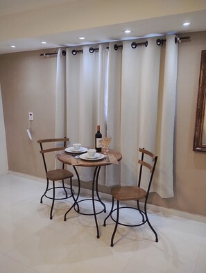 Dining - STUDIO SEASONAL BEACH & COMFORT 2. (Cabo Frio)