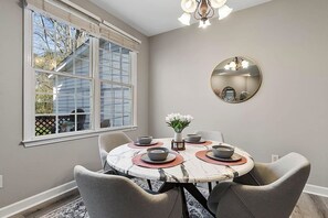 Dining - Beautiful Townhouse located between Raleigh & Cary (Raleigh)