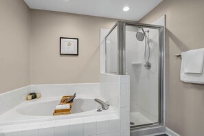 Bathroom - Beautiful Townhouse located between Raleigh & Cary (Raleigh)
