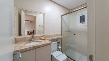 Departamento Confort, cocina, vista a la ciudad | Baño