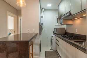Comfort Apartment, Kitchen, City View | Private kitchen - Apto Top 1 min da Rua Coberta - Varanda (Gramado)