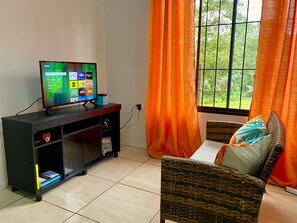 Smart TV, books - Between Two Volcanos: large studio in Bijagua - near Rio Celeste - Tenorio Park (Bijagua de Upala)