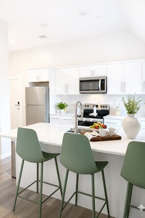 Een koelkast, een microgolfoven, een oven, een kookplaat