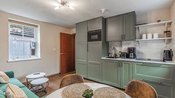 Kühlschrank, Mikrowelle, Herdplatte, Wasserkocher mit Kaffee-/Teezubehör