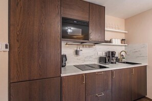 Kühlschrank, Mikrowelle, Herdplatte, Wasserkocher mit Kaffee-/Teezubehör