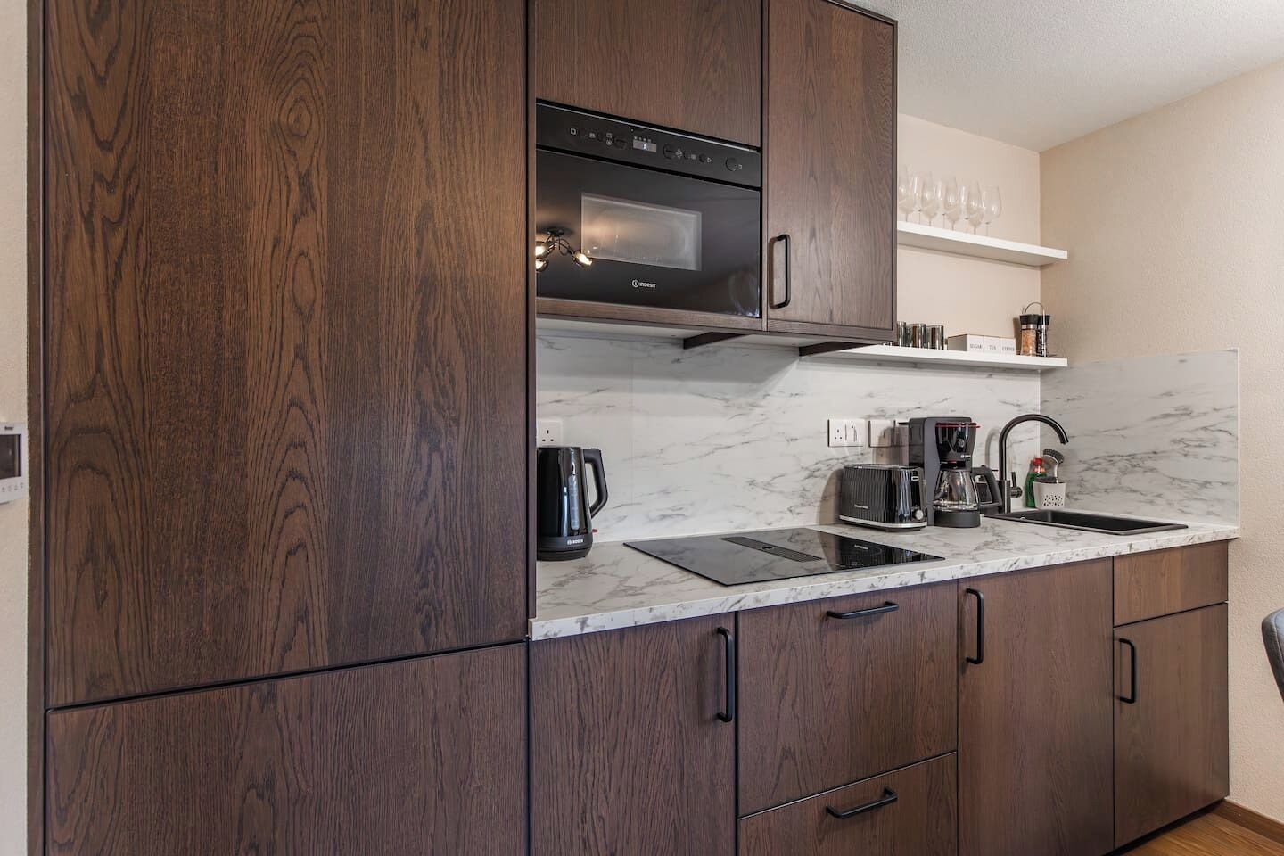 Een koelkast, een microgolfoven, een kookplaat