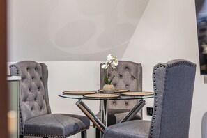 Luokittelematon kuva, 5 kautta 13, painike