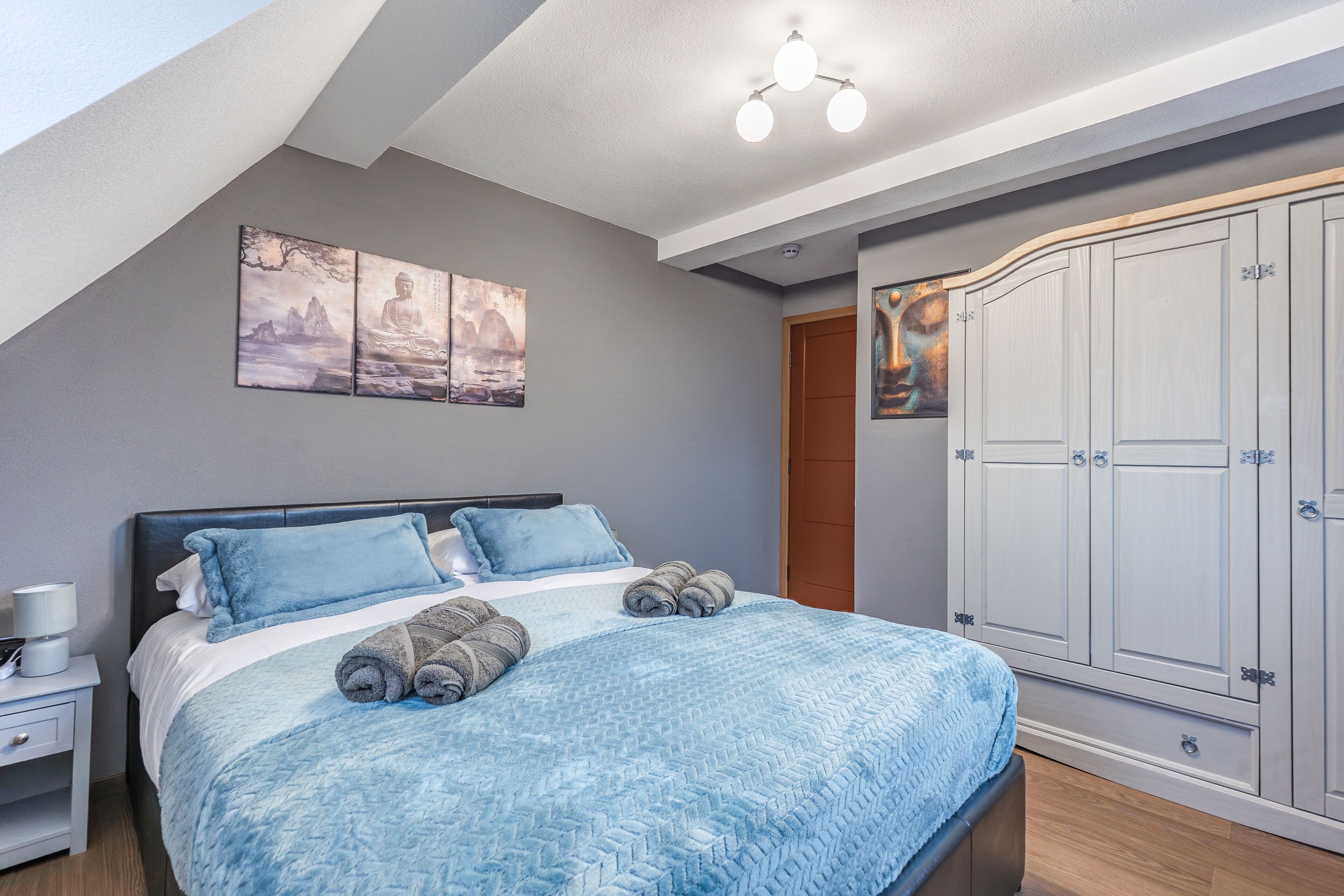 1 habitación, tabla de planchar con plancha, wifi gratis y ropa de cama 