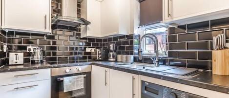 Réfrigérateur, micro-ondes, four, plaque de cuisson